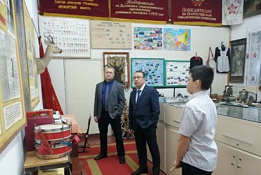 В школы – с наградами и подарками